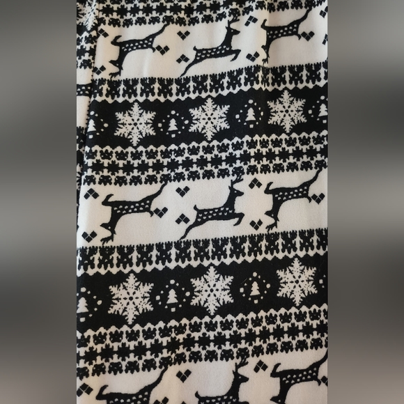 "Just One" Women's Super Soft Reindeer Leggings Black and White Med. NWOT - Picture 3 of 9